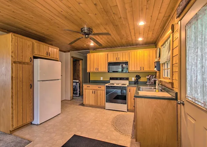 Hébergement de vacances Cozy Riverfront Getaway: Fishing On-site!