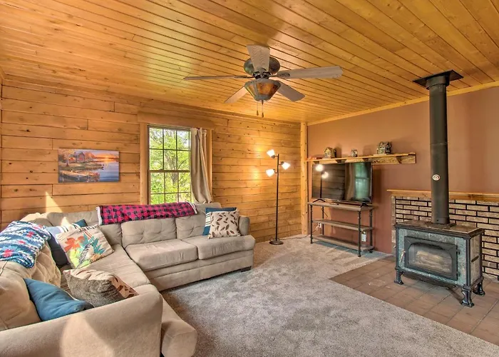 Cozy Riverfront Getaway: Fishing On-site! Hébergement de vacances