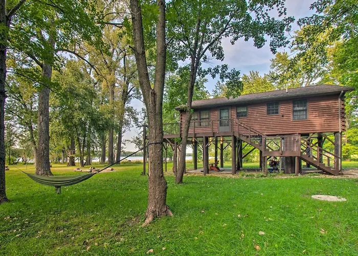 Cozy Riverfront Getaway: Fishing On-site!