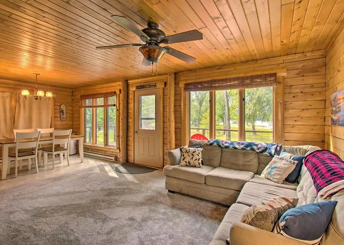 Cozy Riverfront Getaway: Fishing On-site! Hébergement de vacances Lacon
