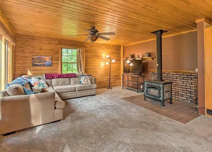Cozy Riverfront Getaway: Fishing On-site!