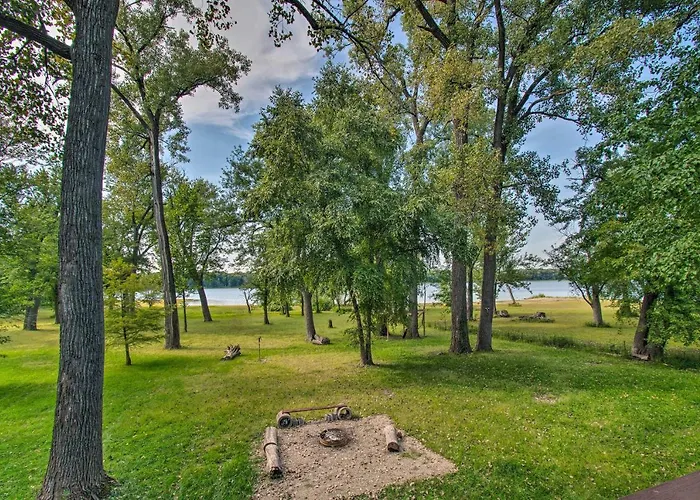 Cozy Riverfront Getaway: Fishing On-site! Hébergement de vacances Lacon