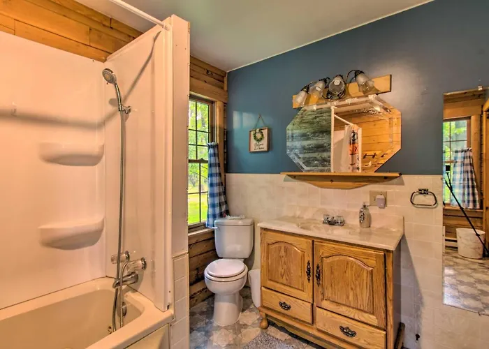 Cozy Riverfront Getaway: Fishing On-site! * Lacon