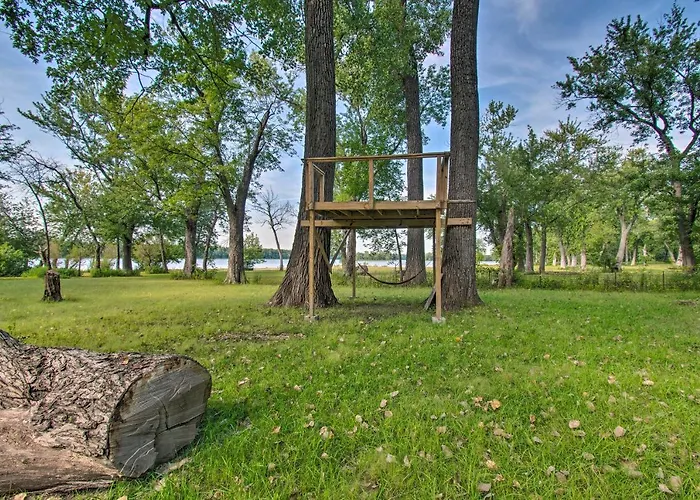 Cozy Riverfront Getaway: Fishing On-site!
