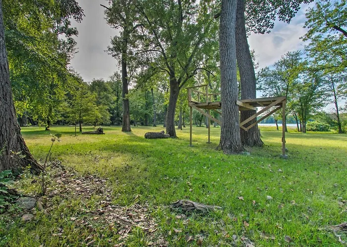 Cozy Riverfront Getaway: Fishing On-site! * Lacon