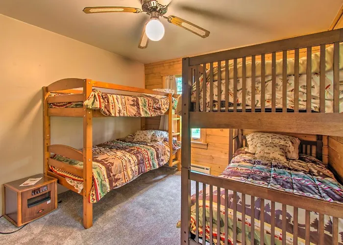 Cozy Riverfront Getaway: Fishing On-site! Hébergement de vacances *