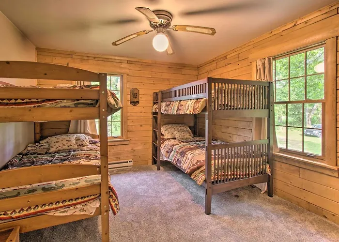 Hébergement de vacances Cozy Riverfront Getaway: Fishing On-site! *