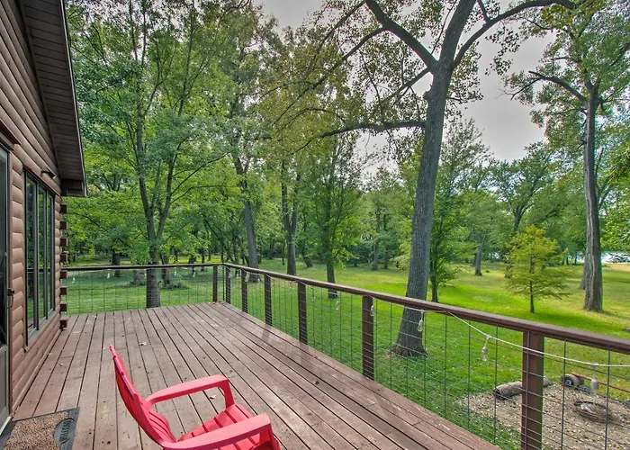 Cozy Riverfront Getaway: Fishing On-site! Hébergement de vacances *