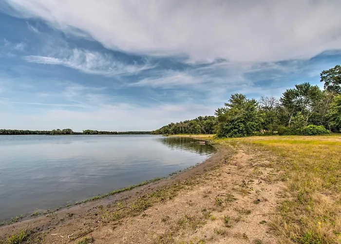 Cozy Riverfront Getaway: Fishing On-site! Hébergement de vacances
