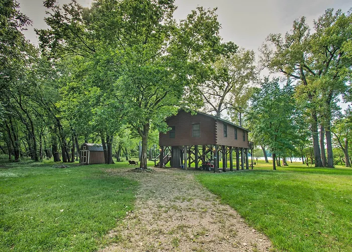 Cozy Riverfront Getaway: Fishing On-site! Hébergement de vacances *