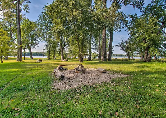 Cozy Riverfront Getaway: Fishing On-site! Hébergement de vacances Lacon
