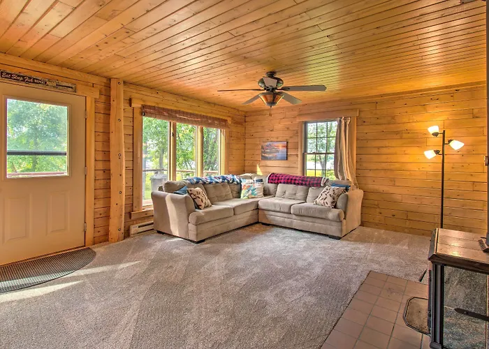 Cozy Riverfront Getaway: Fishing On-site! Hébergement de vacances