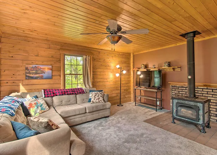 Cozy Riverfront Getaway: Fishing On-site! * Lacon