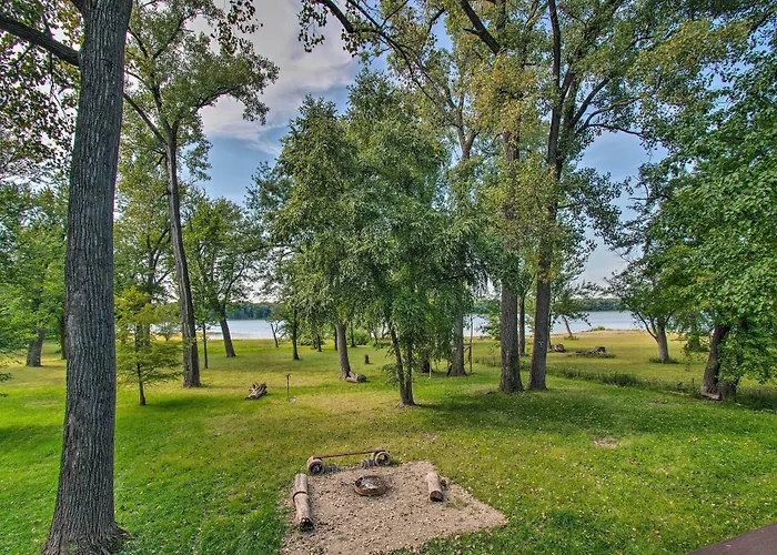 Cozy Riverfront Getaway: Fishing On-site! Lacon