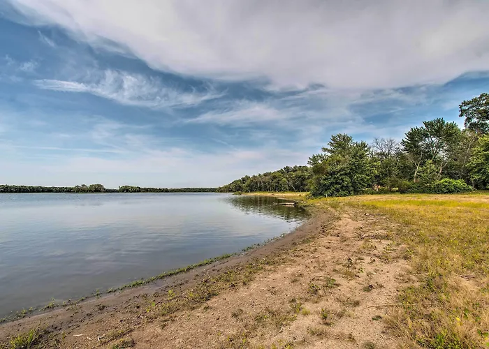 Cozy Riverfront Getaway: Fishing On-site! *
